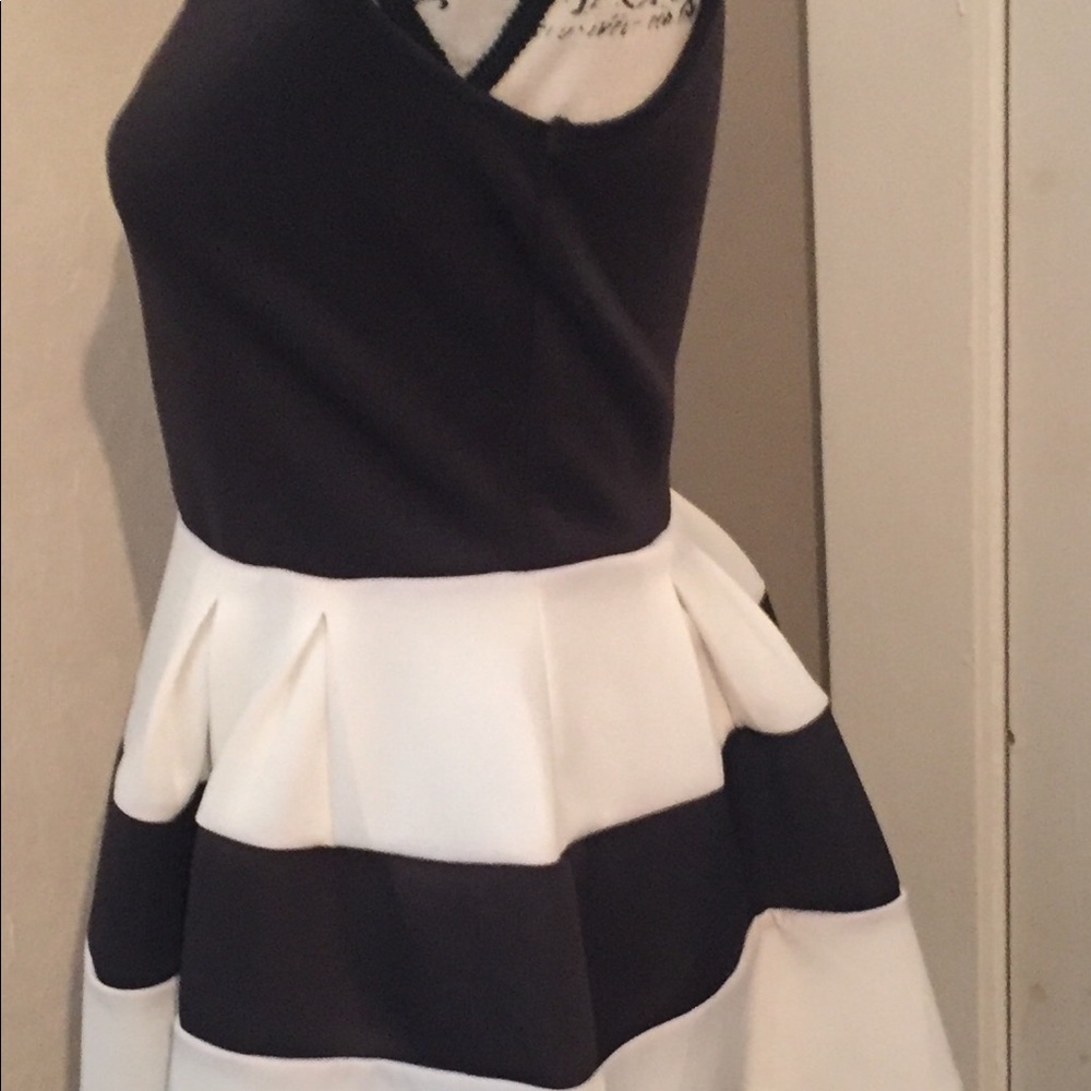 Beautiful dress - Picture 3 of 6